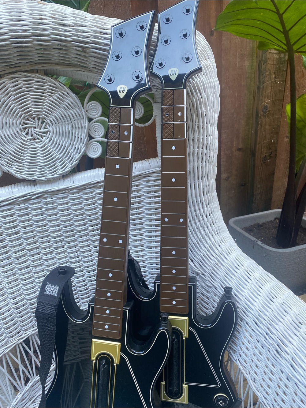 X Box 1 2Wireless Dual Guitar Controllers, Guitar Hero Live, 1 dongle, 2 straps - Picture 16 of 16